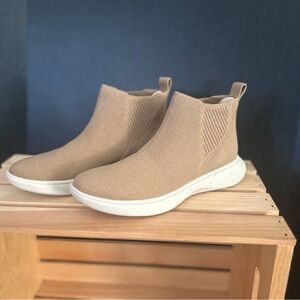 New w/o Tags or Box Vivaia Chelsea Urban Shoe Boots Nutmeg Ivory Speckled Sole